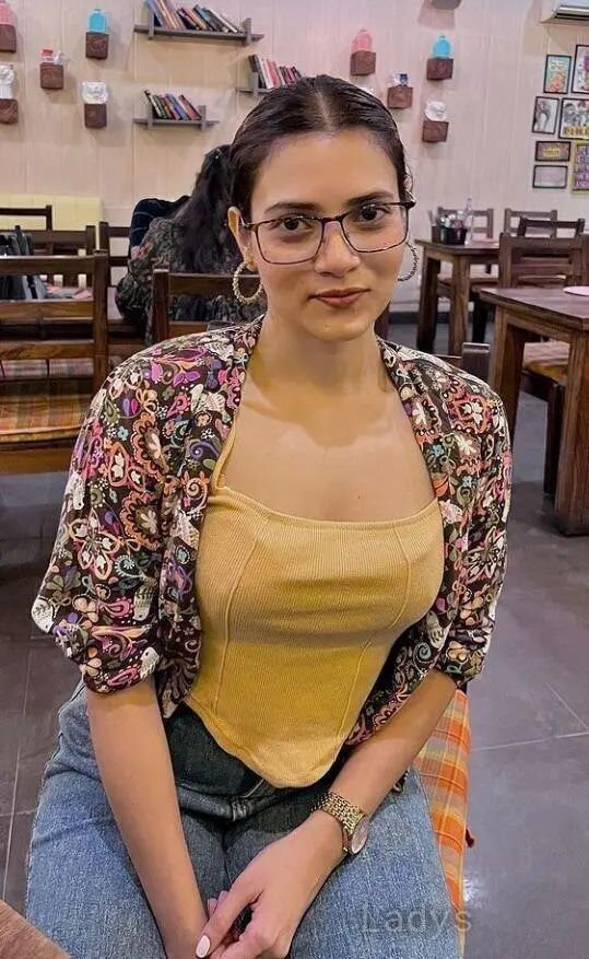 Priya Sharma, 25 years old Surat escort girl with big tits, height 170 sm, Weight kg