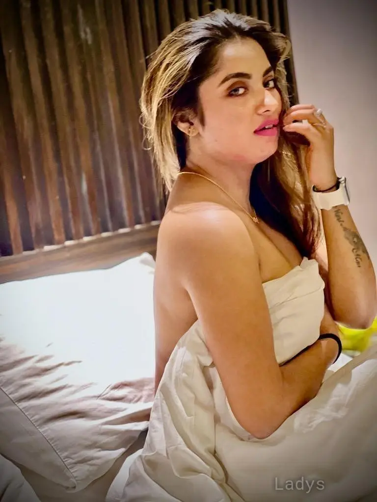 Surat, 22 years old Surat escort girl with big tits, height 154 sm, Weight kg
