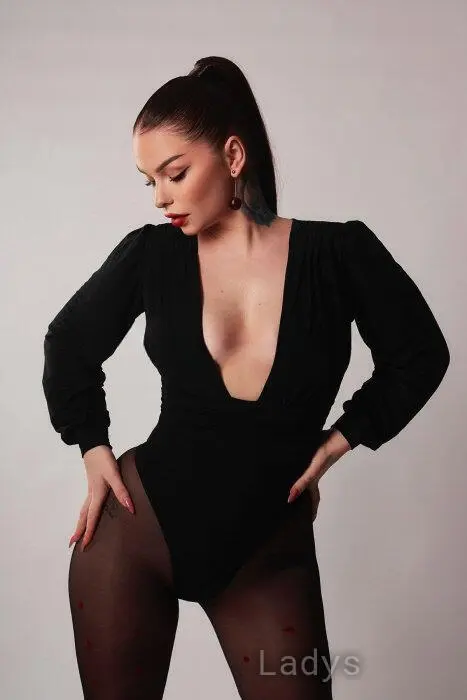 Karina, 26 years beautiful nude Tbilisi escorts girl, height 162 sm, Weight 57 kg