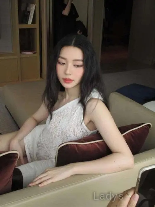 Tsuji Reika, 28 years beautiful nude Tokyo escorts girl, height 166 sm, Weight 58 kg