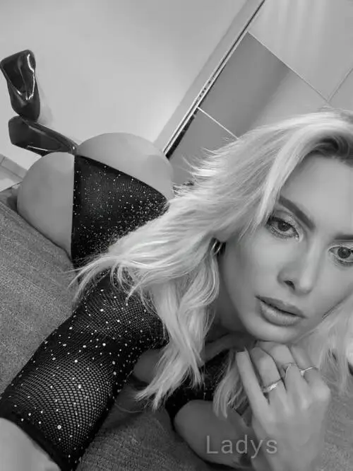 Giulia, 30 years beautiful nude Torino escorts girl, height 156 sm, Weight 60 kg