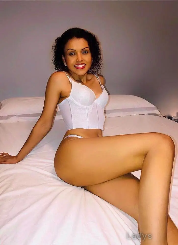 Issa, 37 years beautiful nude Torino escorts girl, height 163 sm, Weight 52 kg
