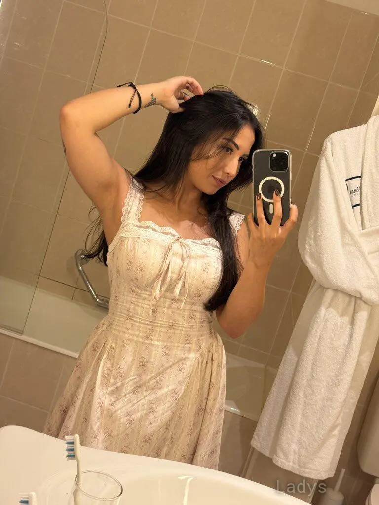 Nicole, 24 years beautiful nude Toulouse escorts girl, height 170 sm, Weight 69 kg