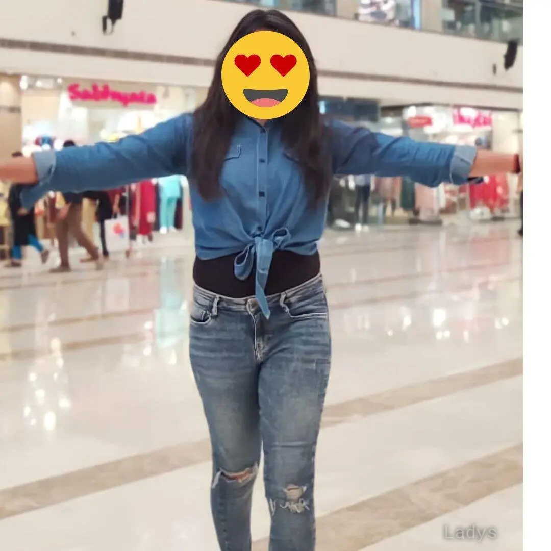 Lisa, 21 years old Udaipur escort girl with big tits, height 170 sm, Weight kg