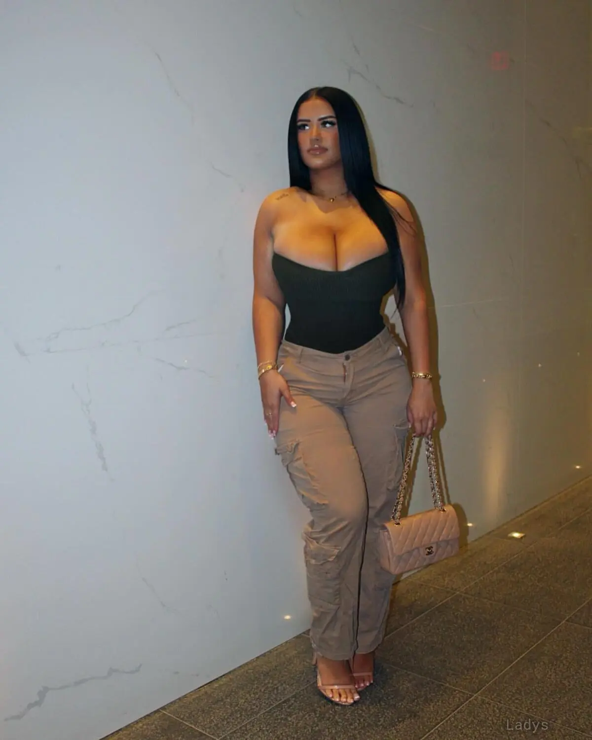 Hanaa Els, 28 years old Vancouver escort girl with big tits, height 168 sm, Weight 52 kg