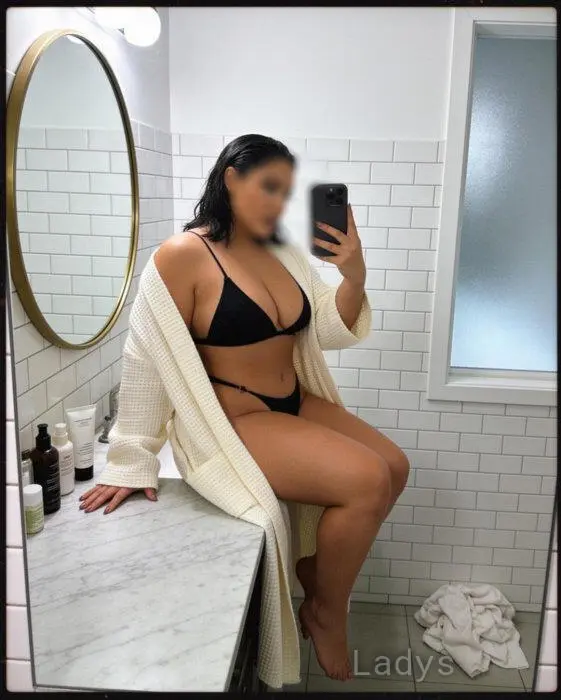 Zerina, 26 years beautiful nude Vancouver escorts girl, height 162 sm, Weight 50 kg