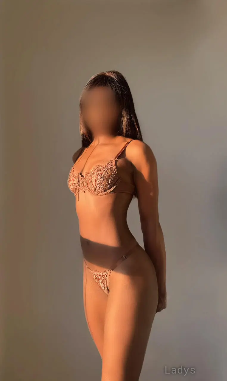 Zoe Ellis, 20 years beautiful nude Vancouver escorts girl, height 164 sm, Weight 47 kg