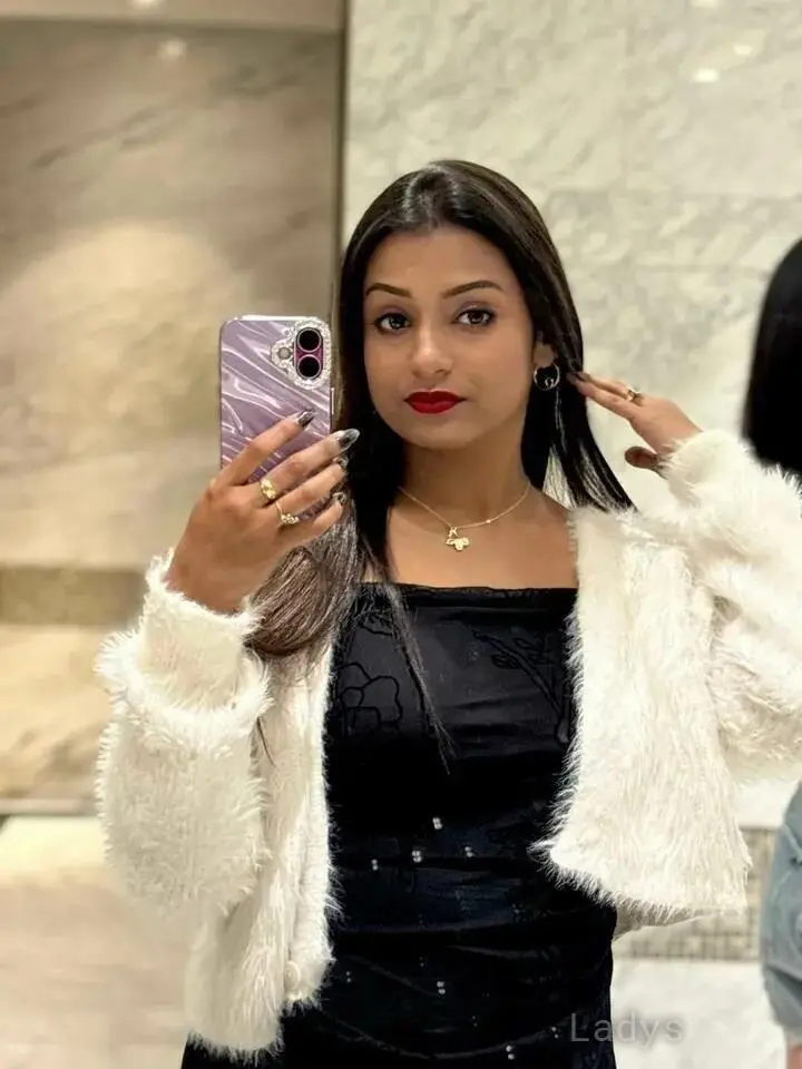 Anushka, 22 years old Vapi escort girl with big tits, height 170 sm, Weight kg