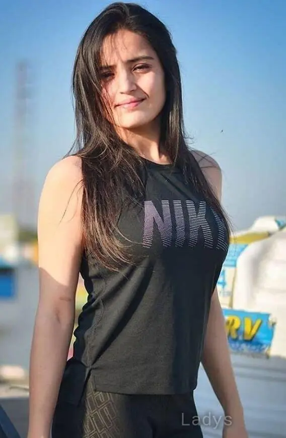 Komal, 20 years old Vapi escort girl with big tits, height 184 sm, Weight  kg