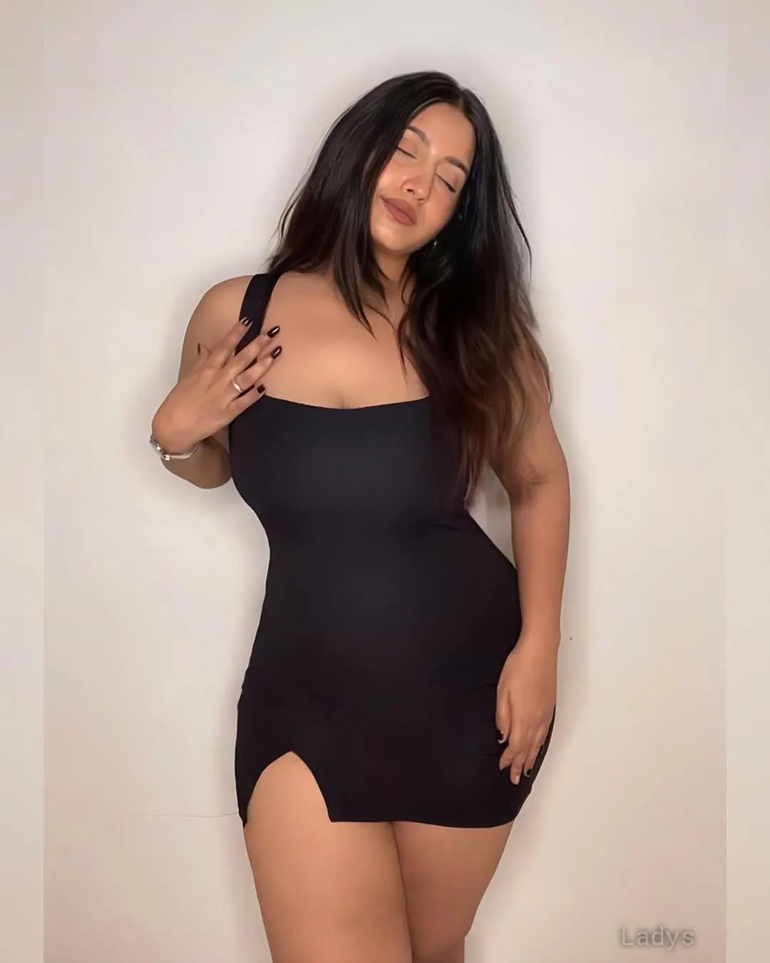 Divya, 23 years old Varanasi escort girl with big tits, height 153 sm, Weight kg