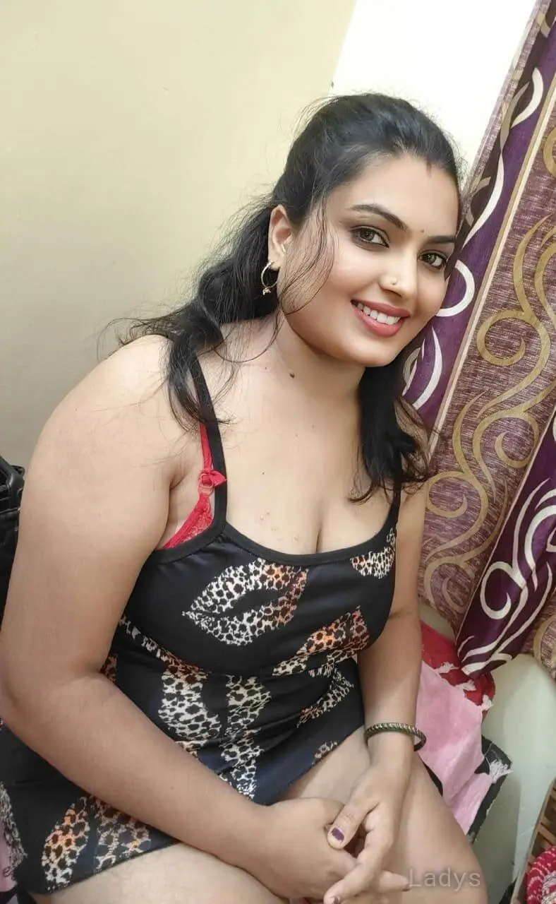 Mature,  years old Vellore escort girl with big tits, height  sm, Weight  kg