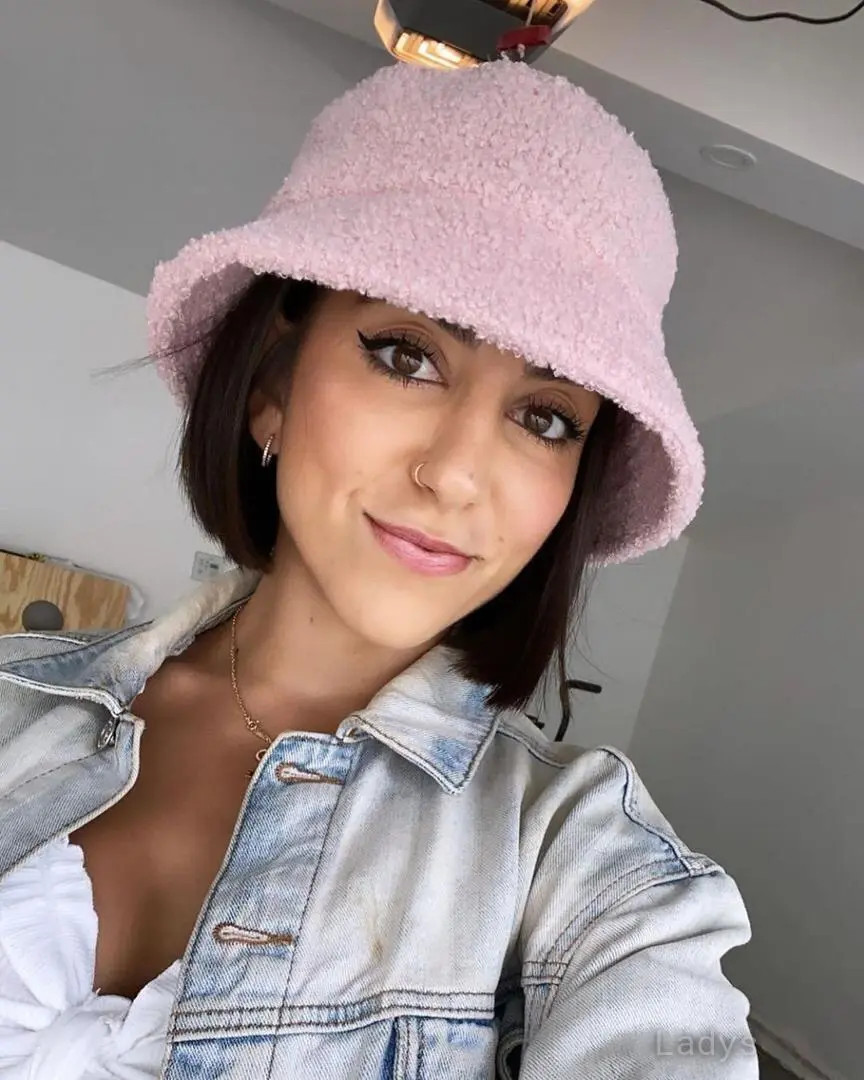 Natasha Besson, 29 years beautiful nude Versailles escorts girl, height 145 sm, Weight 46 kg