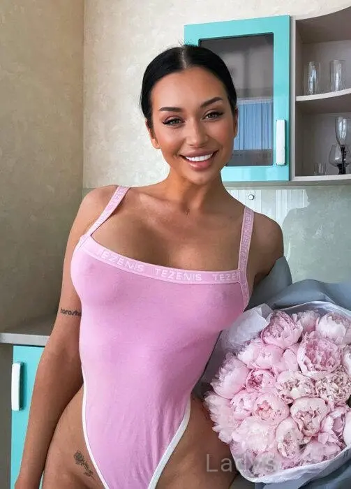 Molly, 24 years beautiful nude Vicenza escorts girl, height 169 sm, Weight 57 kg