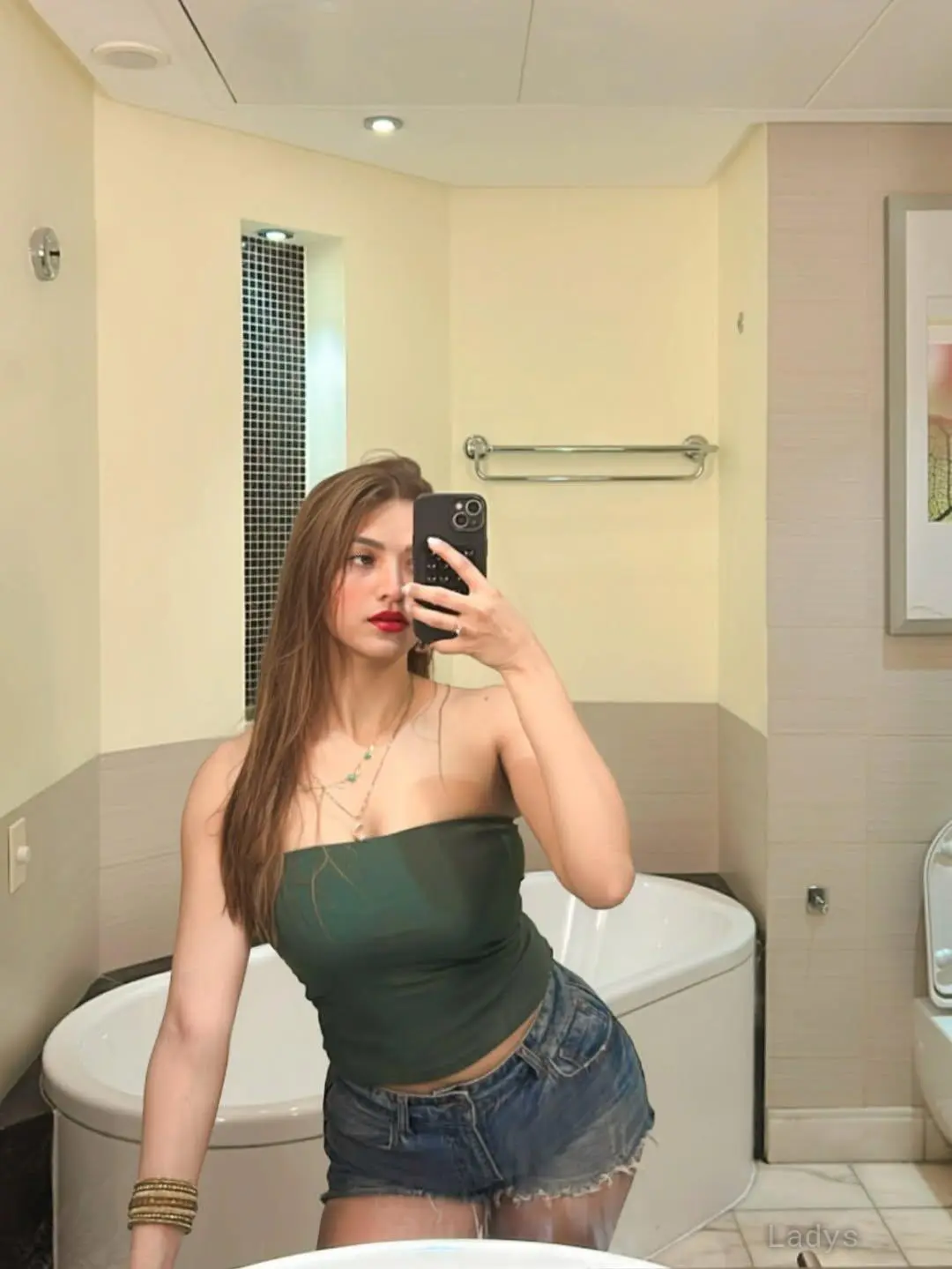 Lisa, 23 years beautiful nude Visakhapatnam escorts girl, height 154 sm, Weight  kg