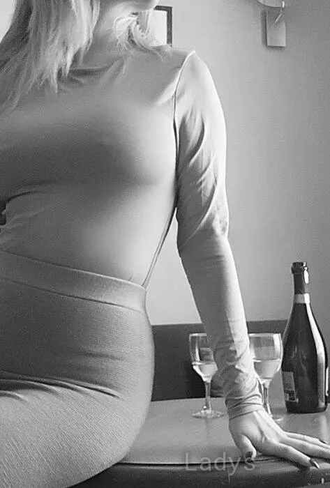 Jolene, 25 years beautiful nude Warsaw escorts girl, height 160 sm, Weight 50 kg