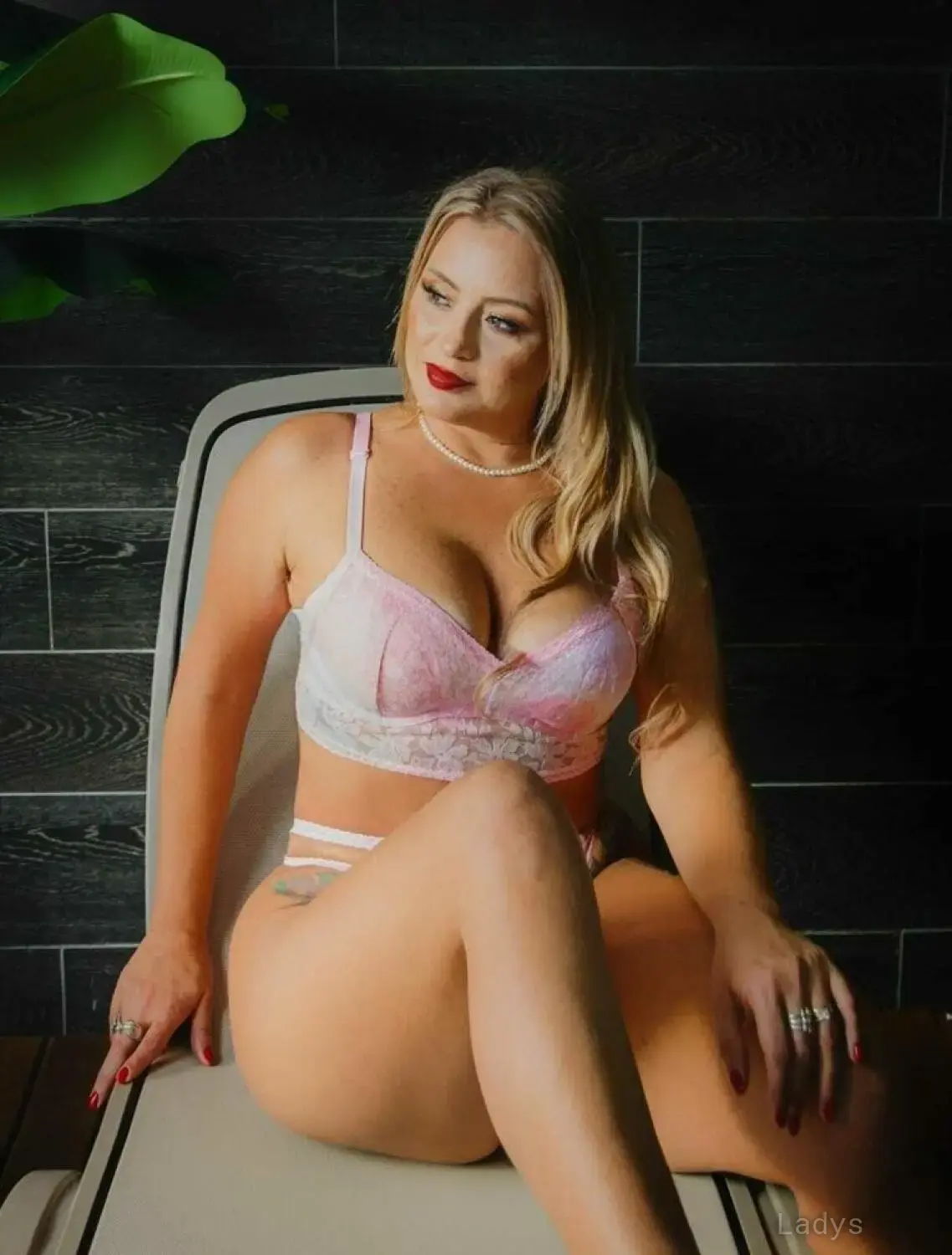 TYSONS CORNER MATURE GABRIELA LUNA, 45 years beautiful nude Washington DC escorts girl, height 165 sm, Weight 58 kg