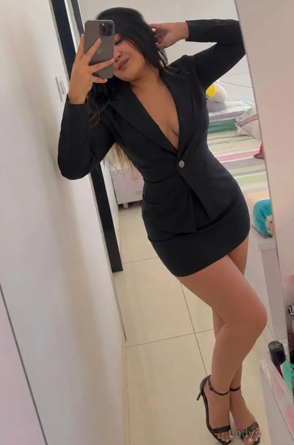 Henika, 22 years beautiful nude Wuxi escorts girl, height 168 sm, Weight 52 kg