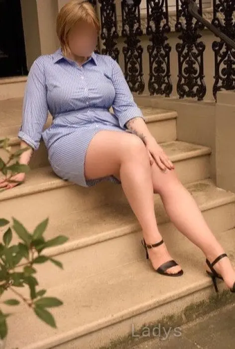 Cora Leigh, 35 years beautiful nude York escorts girl, height 170 sm, Weight 78 kg